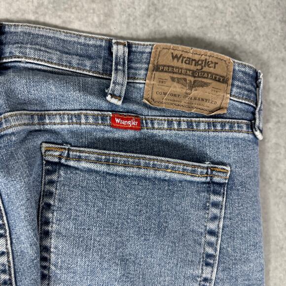 Wrangler Relaxed Fit Straight Leg Denim Medium Wash Jeans - Size: 34x30 - Picture 8 of 8